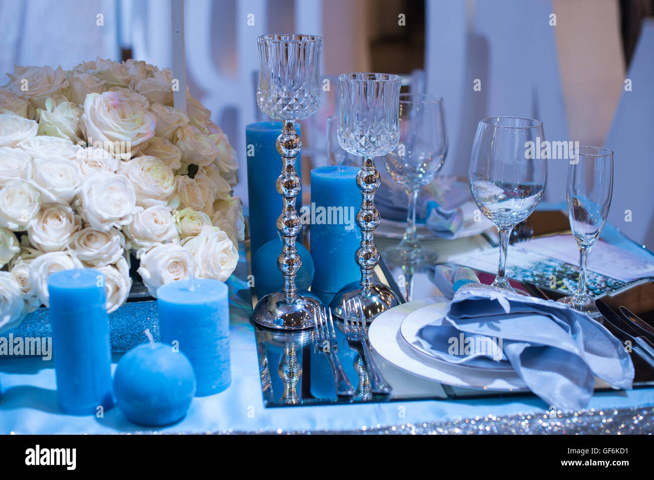 Hochzeit Dekoration in blau. Kerzen und Blumen auf dem Tisch Stockfoto