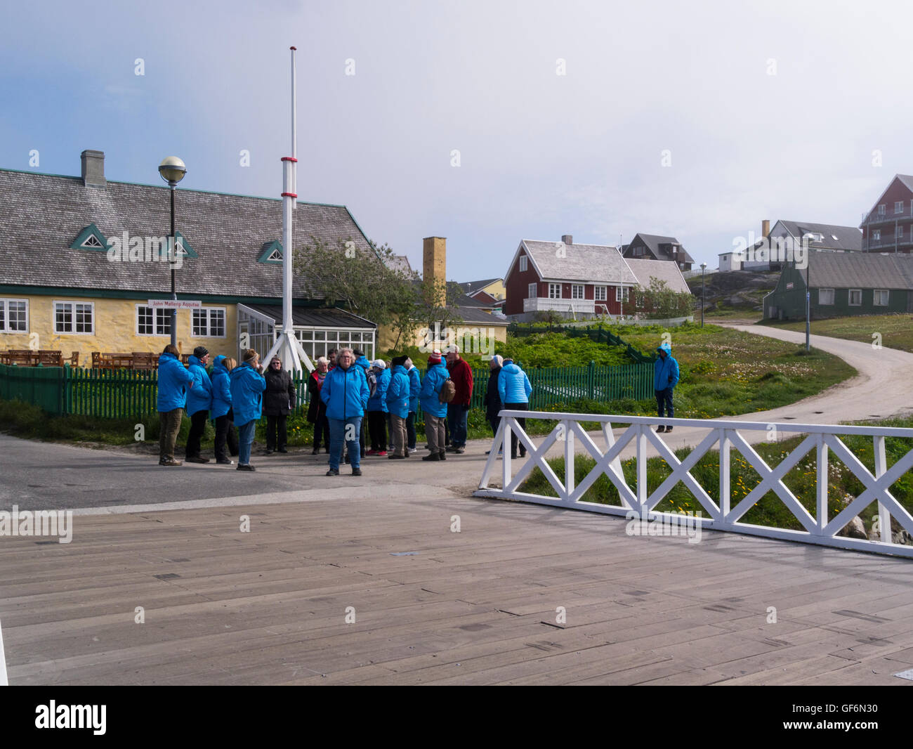 Gruppe Touristen auf Rundgang durch Nuuk Hauptstadt von Grönland Countrys größten Kulturzentrum in Sermersooq Gemeinde Stockfoto
