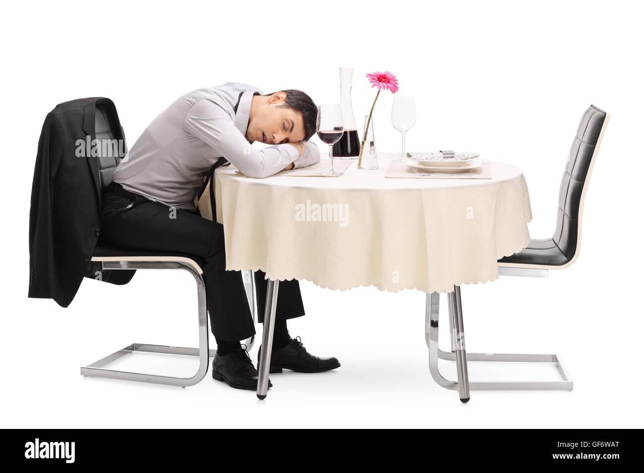 Einsamer Mann betrunken schlafen auf einem Tisch im Restaurant isoliert auf weißem Hintergrund Stockfoto