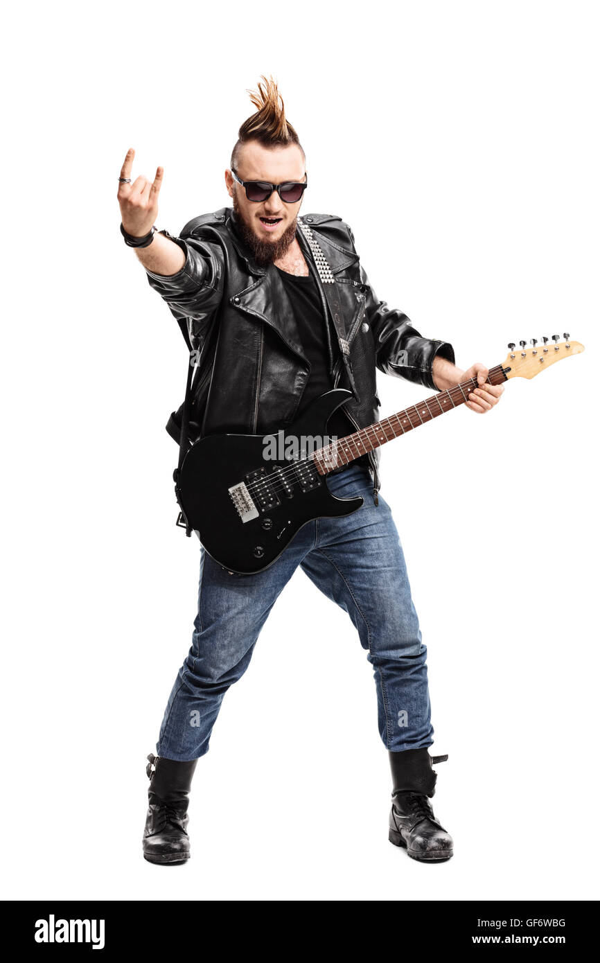 In voller Länge Portrait von Punk hält eine e-Gitarre und ein Rock Hand Geste isoliert auf weißem Hintergrund Stockfoto