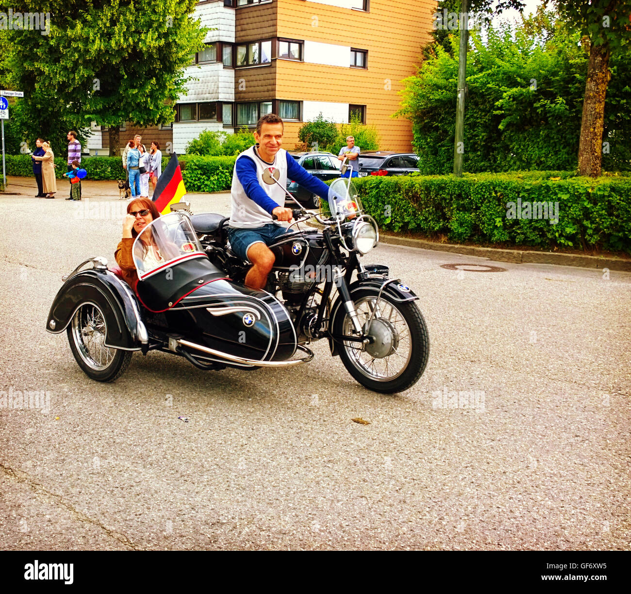 Glänzende Seitenwagen Motorrad BMW R 51 3 aus den 50er Jahren bei der traditionellen Parade in Garching, Deutschland Stockfoto