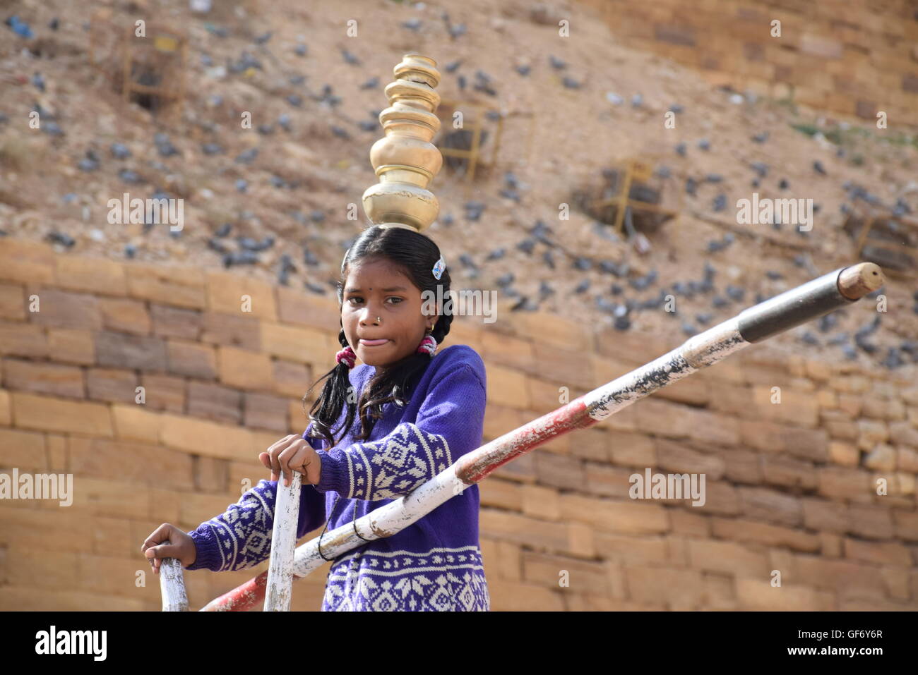 Junge Acrobat in Jaisalmer Fort, Rajasthan, Indien Stockfoto