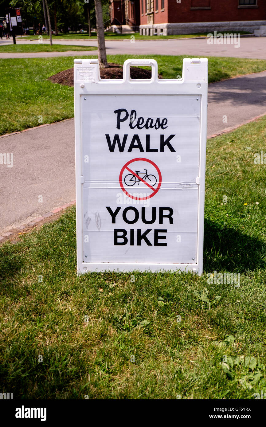 "Bitte gehen Ihr Fahrrad" Zeichen, USA Stockfoto