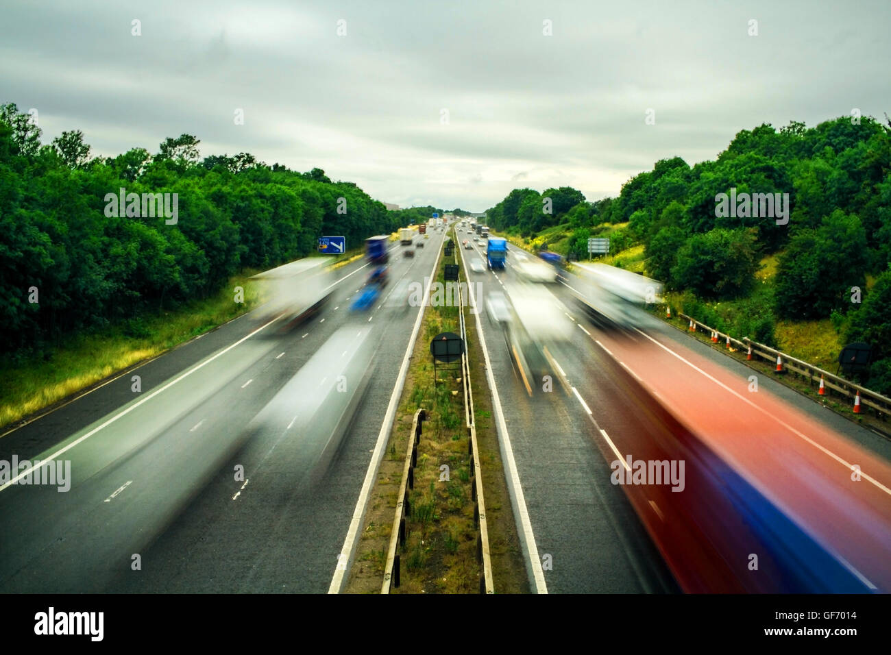 Ständig in Bewegung, stark frequentierten Autobahn mit keiner stoppen Verkehr Langzeitbelichtung Stockfoto