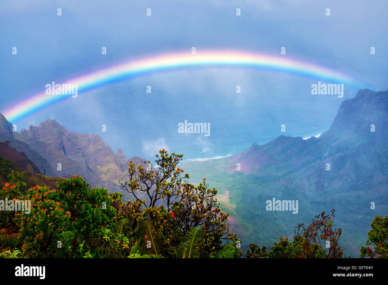 Regenbogen vom Kalalau Lookout gesehen. Waimea Canyon. Kauai, Hawaii, Ozean, Ozeane, ozeanisch, Meer, See, Seelandschaft, Seestücke, Strand, Strand Stockfoto