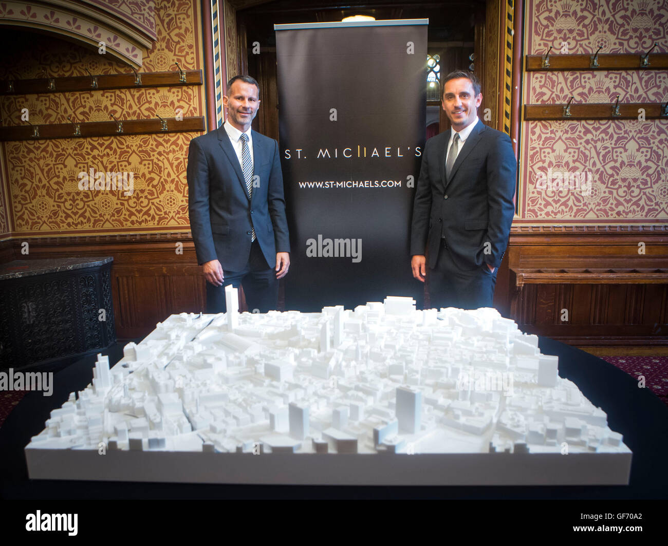 Fußball-Stars Ryan Giggs (links) und Gary Neville enthüllen ihre Multimillionen-Pfund-Pläne für den Bau von zwei neuen Wolkenkratzer im Zentrum von Manchester ein 5-Sterne Hotel und Luxus-Appartements, nach einer Pressekonferenz in der Stadt wohnen. Stockfoto