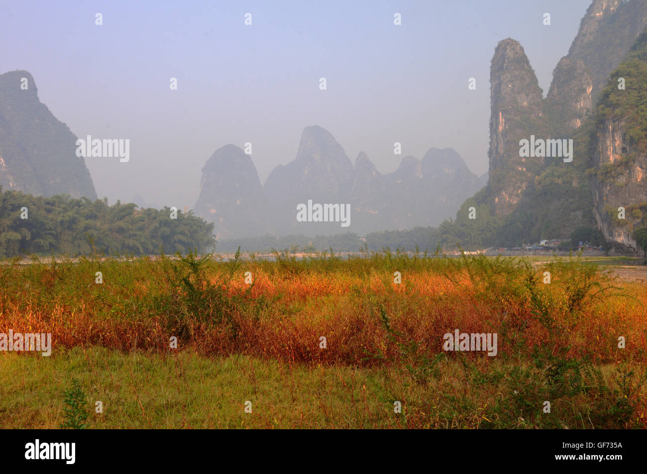 Landschaft am Fluss "Weihe" in der Nähe von Yangshuo, Guangxi, China Stockfoto