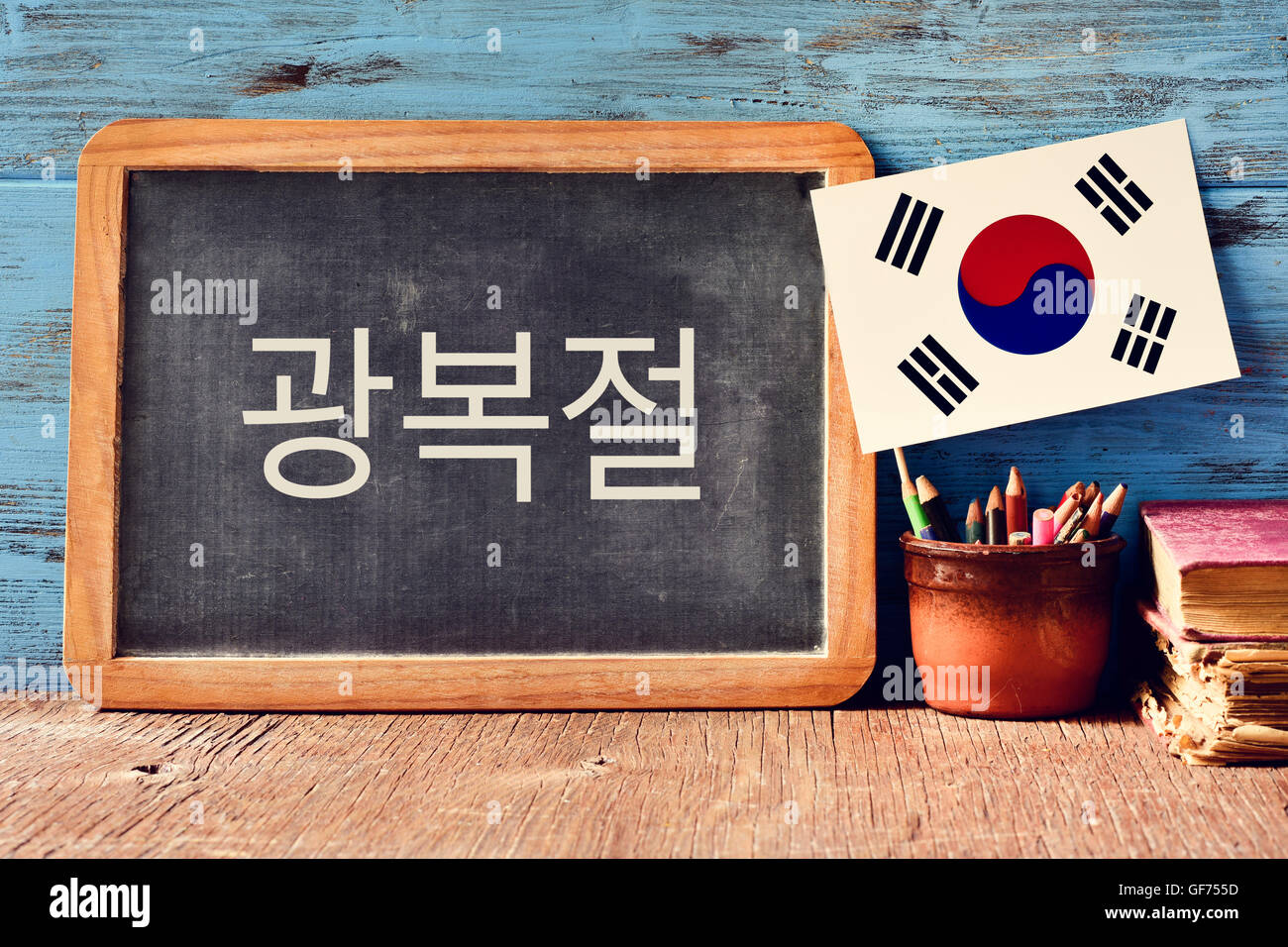 eine Tafel mit dem Text National Liberation Day of Korea in Koreanisch und eine Flagge von Südkorea, auf einem rustikalen hölzernen Surf geschrieben Stockfoto