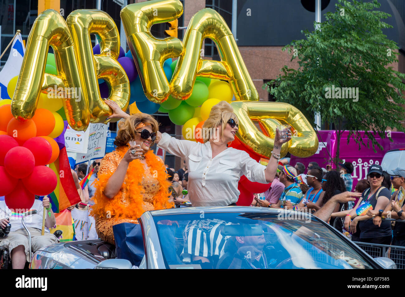 Toronto, CA - 3. Juli 2016: zwei Drag-Queens imitiert Edina Monsoon und Patsy Stone aus Großbritannien zeigen "Absolutely Fabulous". Stockfoto