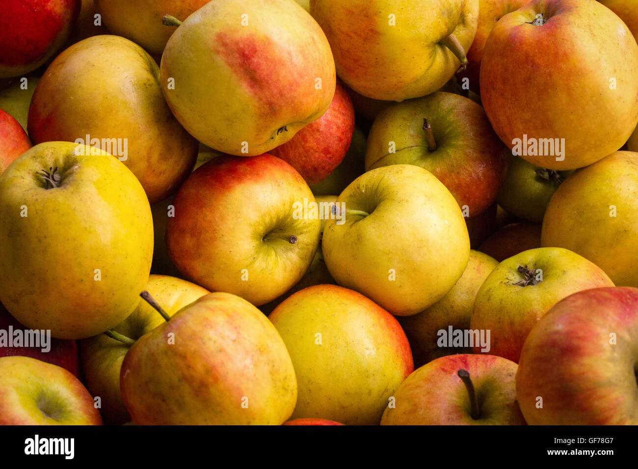 viele Äpfel - Apfel Obst Hintergrund- Stockfoto