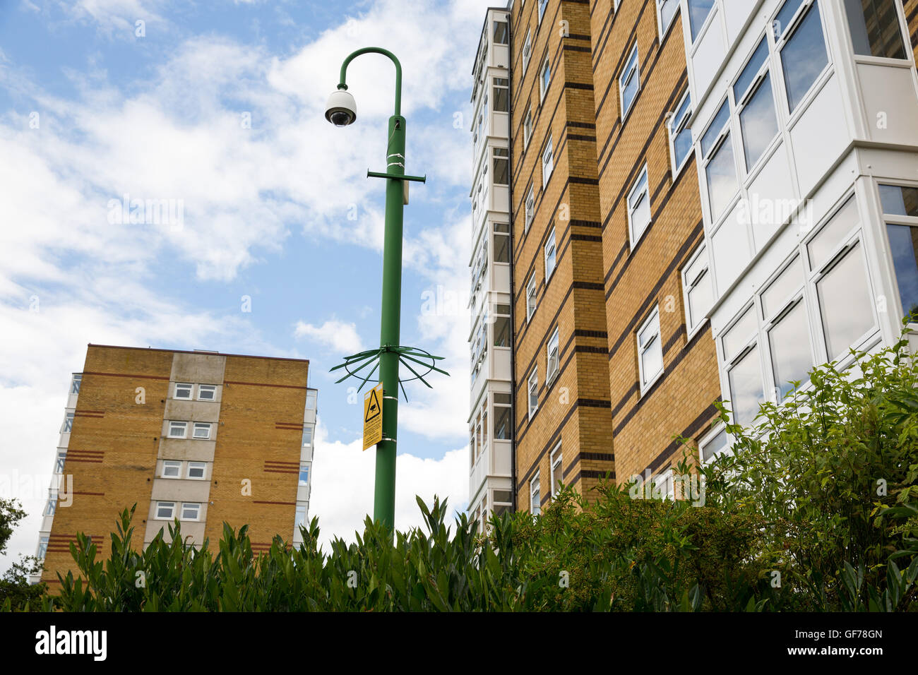 CCTV-Kameras draußen ein Hochhaus-Turm-block in KIngshurst, Soilhull, West Midlands. Stockfoto