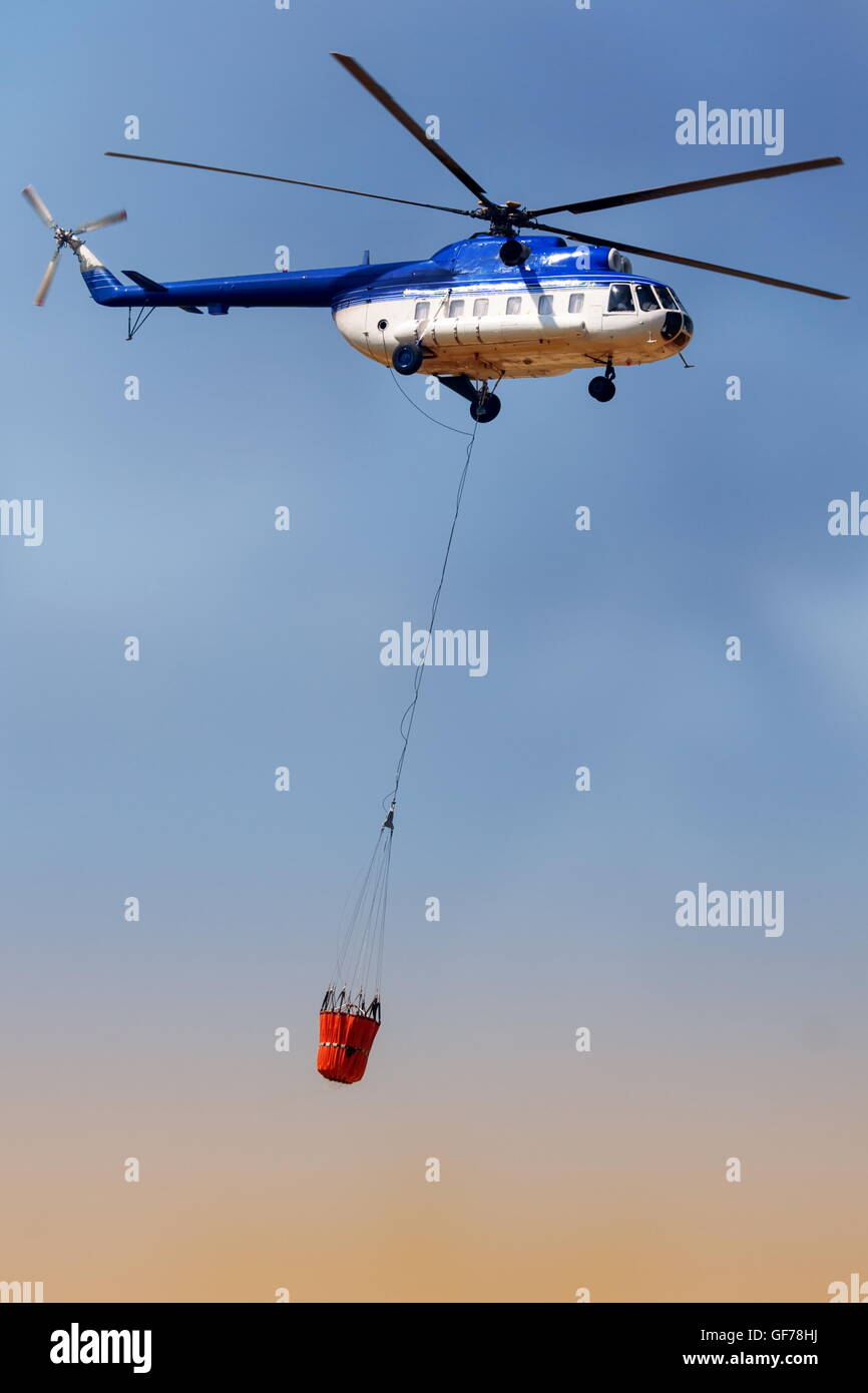 Blue Fire Megacoaster Rettungshubschrauber mit Eimer Wassertransport Stockfoto