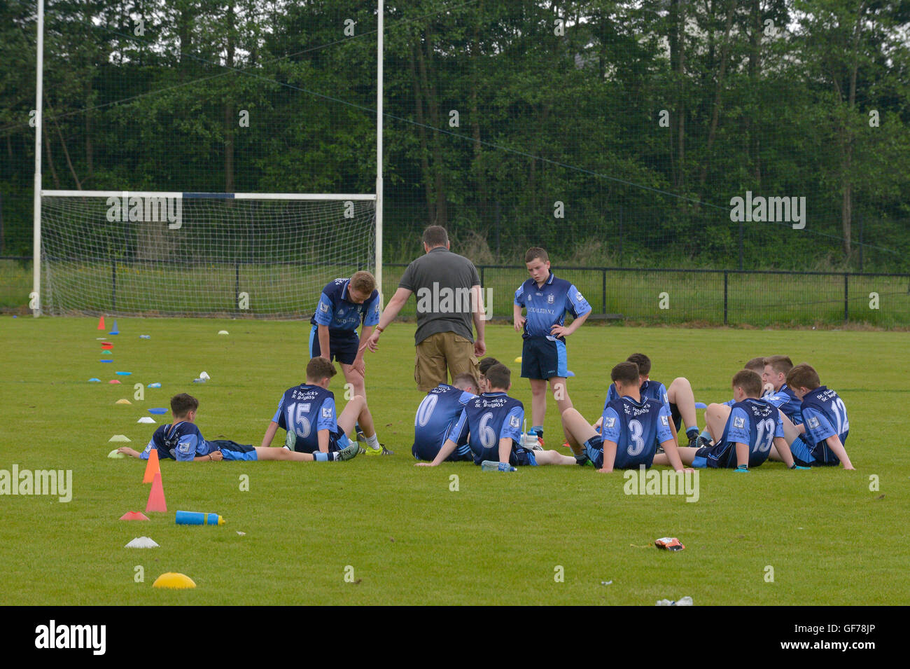 Coaching irische Teenager gälische Fußballer, Derry, Nordirland. Stockfoto