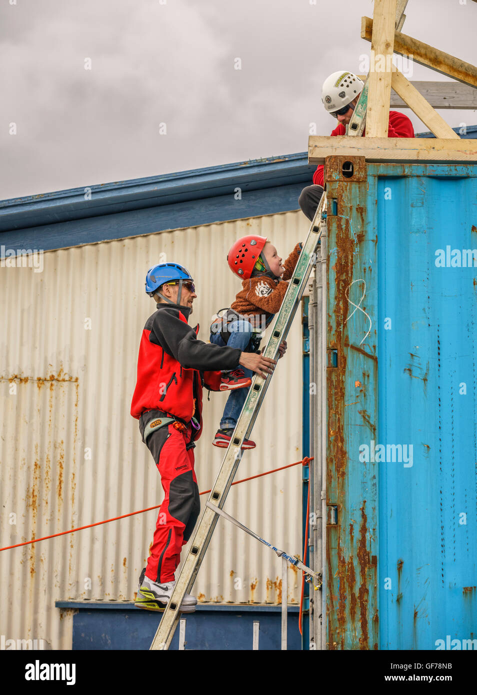 Junge klettert die Leiter zum abstoßen, See-Container auf der jährlichen Seemann Festival, Hafnarfjordur, Island Stockfoto