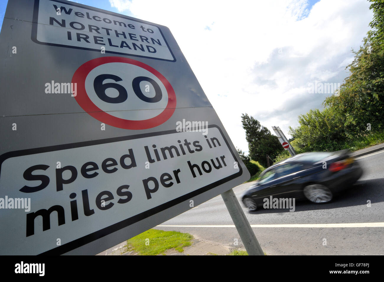 Tempolimit Schild am Republik Irland, Nordirland Grenze in Derry, Nordirland. Stockfoto