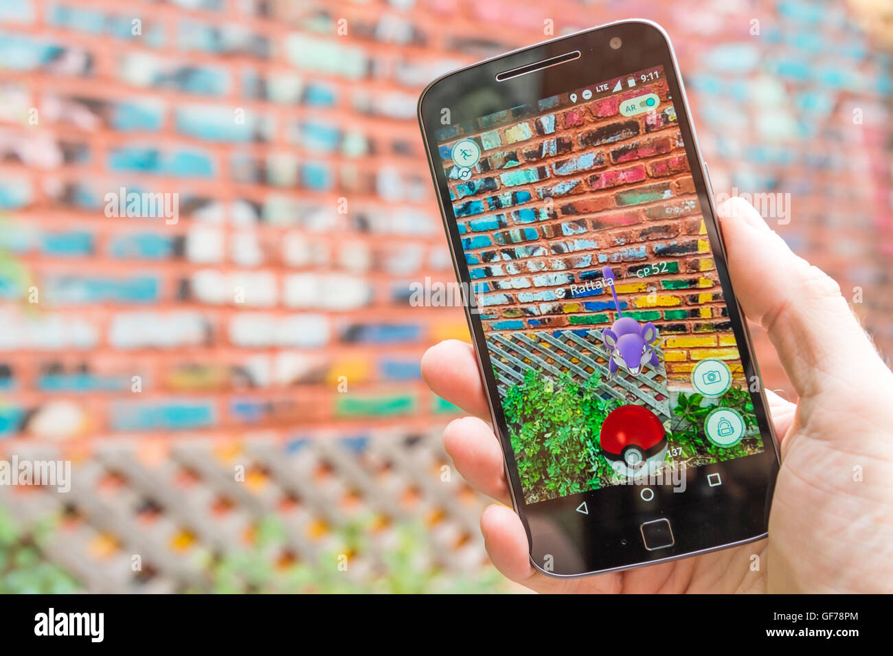 Montreal, CA - 28. Juli 2016: Nahaufnahme eines Mannes spielen Pokemon gehen auf einem Smartphone. Pokemon-Go ist eine virtual-Reality-Spiel-release Stockfoto