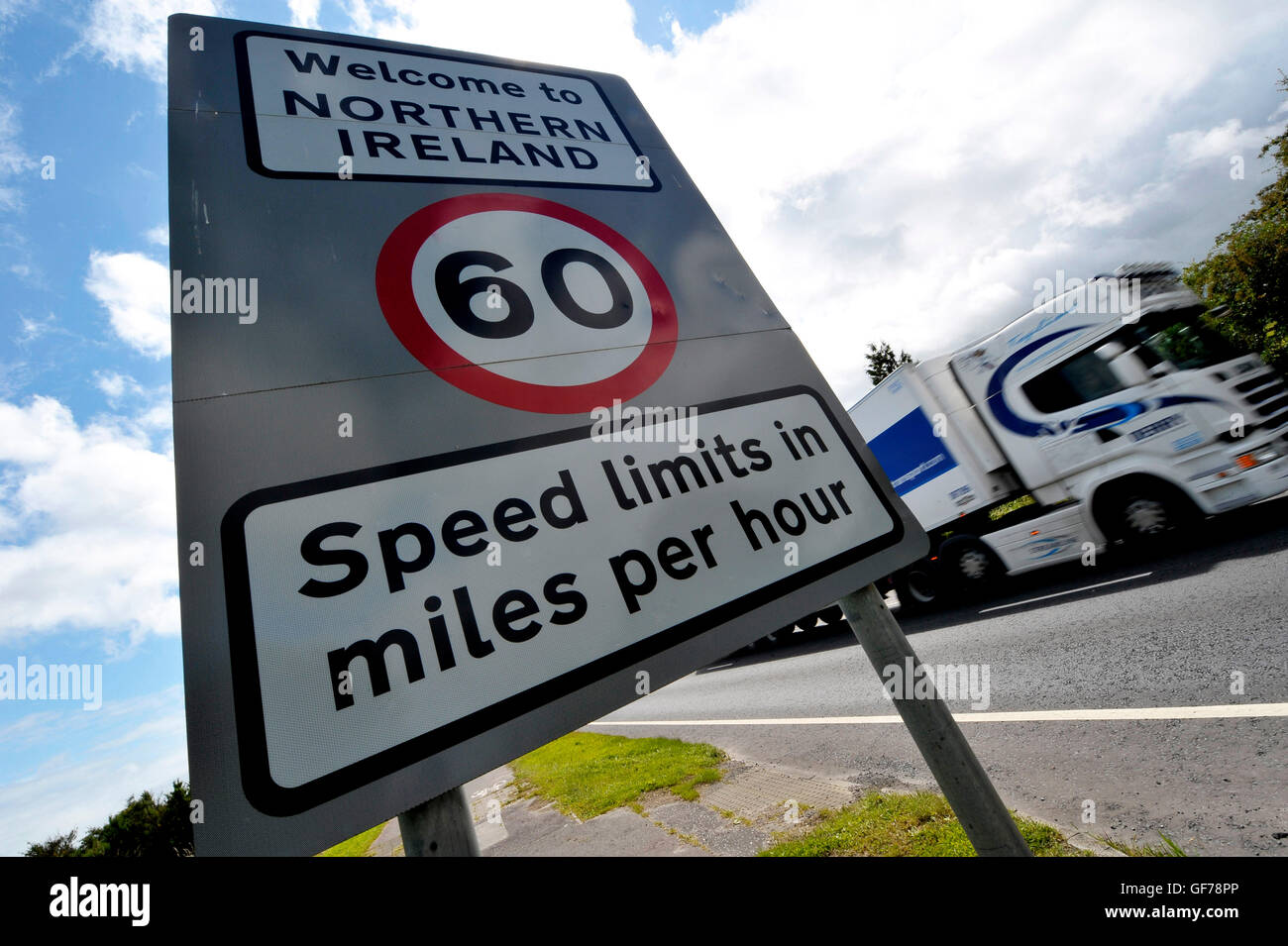 Tempolimit Schild am Republik Irland, Nordirland Grenze in Derry, Nordirland. Stockfoto