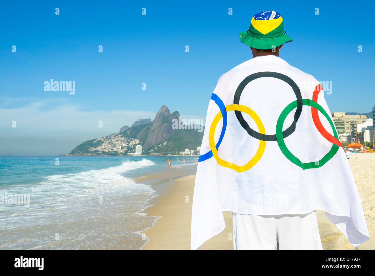 RIO DE JANEIRO - 27. März 2016: Athleten im Olympischen Fahne drapiert steht am Strand von Ipanema Strand. Stockfoto