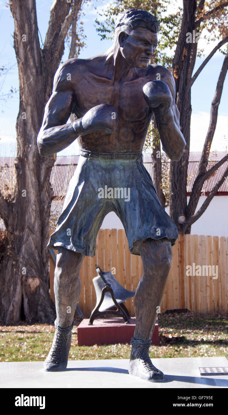 Stolz steht die Statue des legendären Boxers Jack Dempsey in seiner Heimatstadt Manassa, Colorado, und würdigt das dauerhafte Erbe des Weltmeisters. Stockfoto