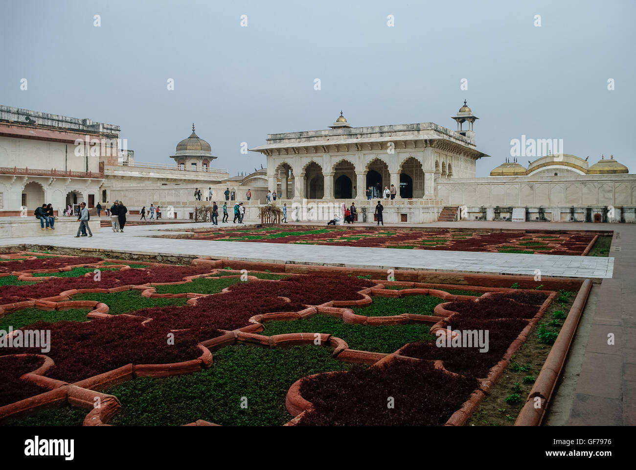 Agra, Indien - 8. Januar 2012: Anguri Bagh und Khas Mahal in rot Agra Fort. Agra, Uttar Pradesh, Indien Stockfoto