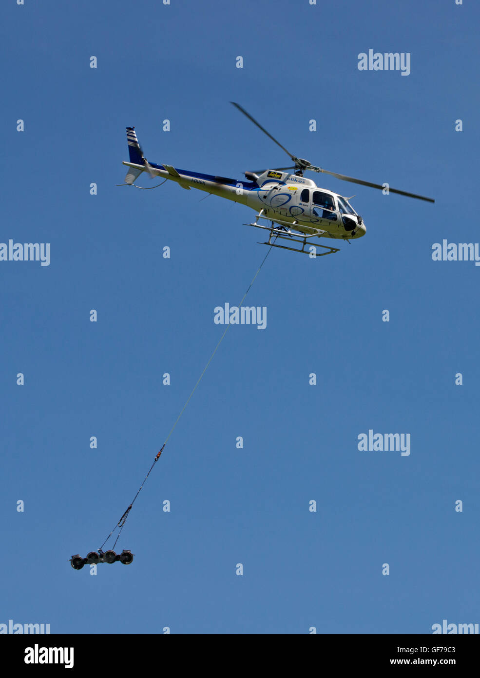 Hubschrauber heben Seilbahn Rollen für Bau, Pordoijoch, Dolomiten, Italien Stockfoto