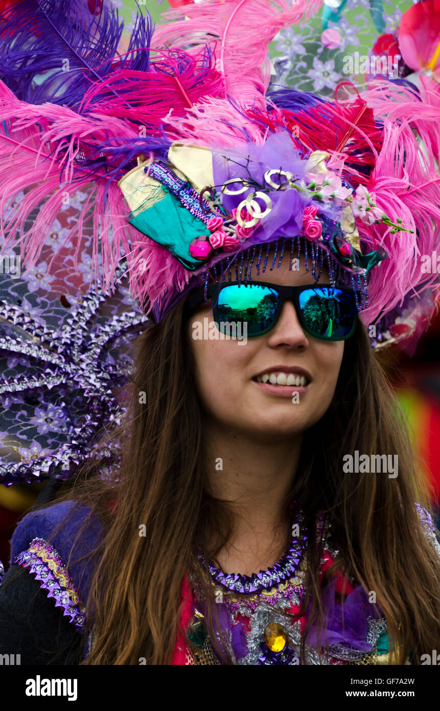 Attraktive Frau mit großen verzierten Kopfschmuck, die Teilnahme an dem Faschingsumzug, Teil des Edinburgh Jazz Festival. Stockfoto