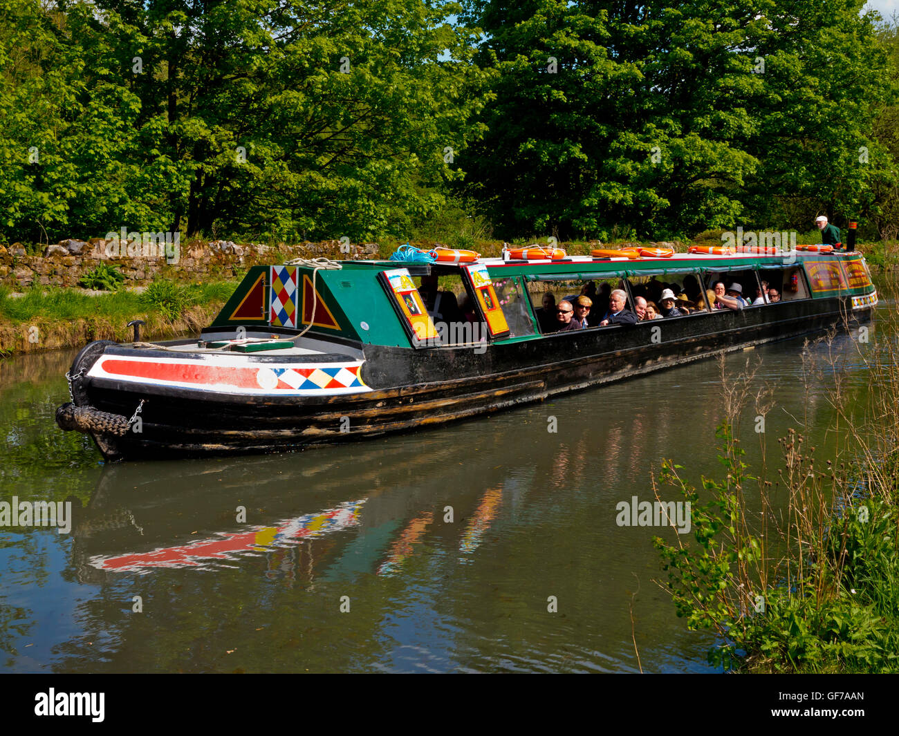 Kanalboot oder schmalen Birdswood auf eine Vergnügensfahrt laufen durch den Freunden Cromford Kanal in Cromford Derbyshire England UK Stockfoto