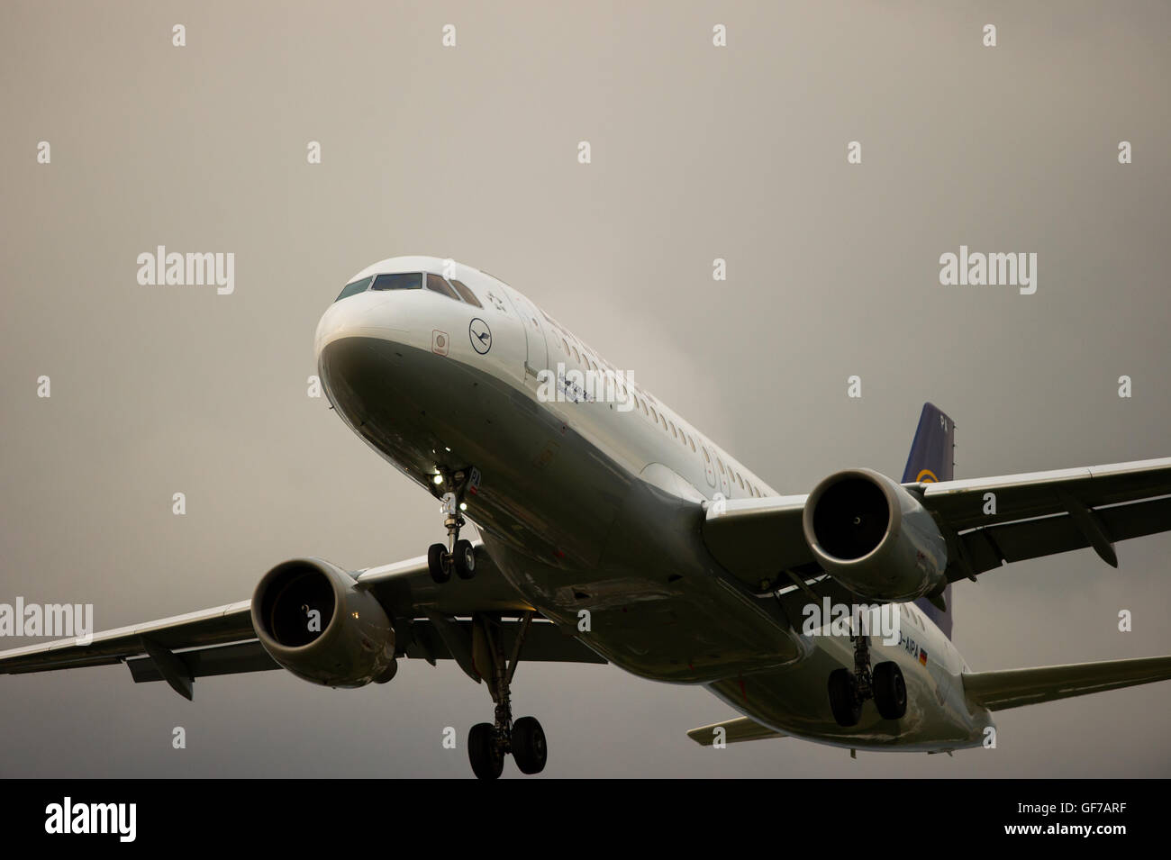 Luthansa Airbus A320-211 (D-AIPA) kommen, um am Flughafen Heathrow landen. Stockfoto