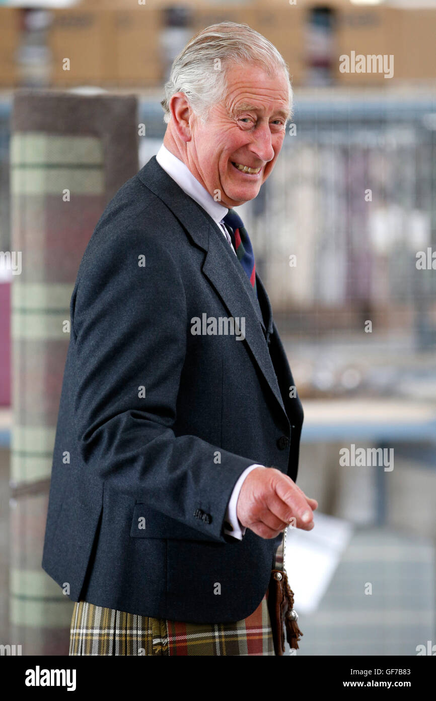 Der Prinz von Wales, auch bekannt als der Duke of Rothesay, besucht Anta Heimtextilien in Fearn, Schottland, zu sehen, wie das Geschäft traditionellen handwerklichen Fähigkeiten unterstützt. Stockfoto