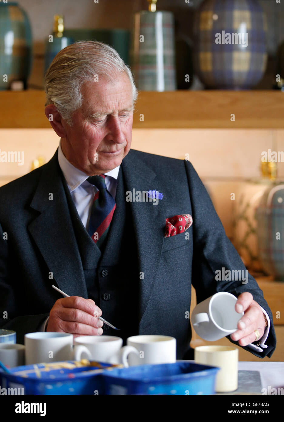 Der Prinz von Wales, auch bekannt als der Duke of Rothesay, malt einen Becher während eines Besuchs in Anta Heimtextilien in Fearn, Schottland, zu sehen, wie das Geschäft traditionellen handwerklichen Fähigkeiten unterstützt. Stockfoto