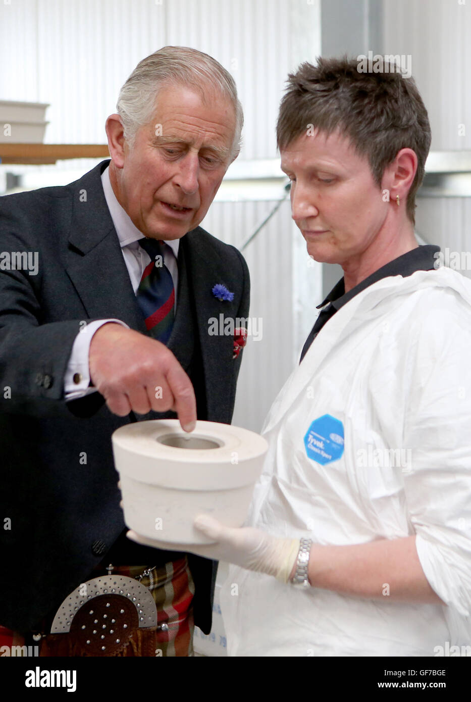 Der Prinz von Wales, auch bekannt als der Duke of Rothesay, mit Yvonne MacIntosh während eines Besuchs in Anta Heimtextilien in Fearn, Schottland, zu sehen, wie das Geschäft traditionellen handwerklichen Fähigkeiten unterstützt. Stockfoto