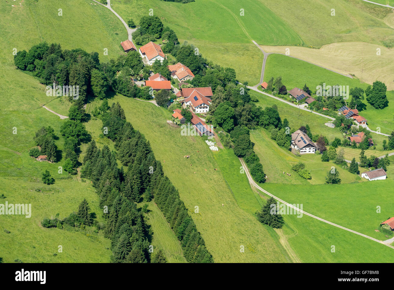 Kleines Dorf, umgeben von Bäumen und Wiesen, Bauernhäuser Steigung der Bayerischen Alpen, Luftaufnahme, Gebirge Brosiselleg, A Stockfoto