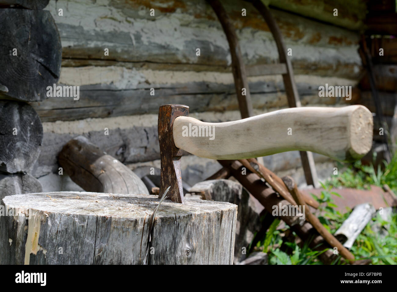Alte rostige Axt im Block. Geringe Schärfentiefe. Stockfoto