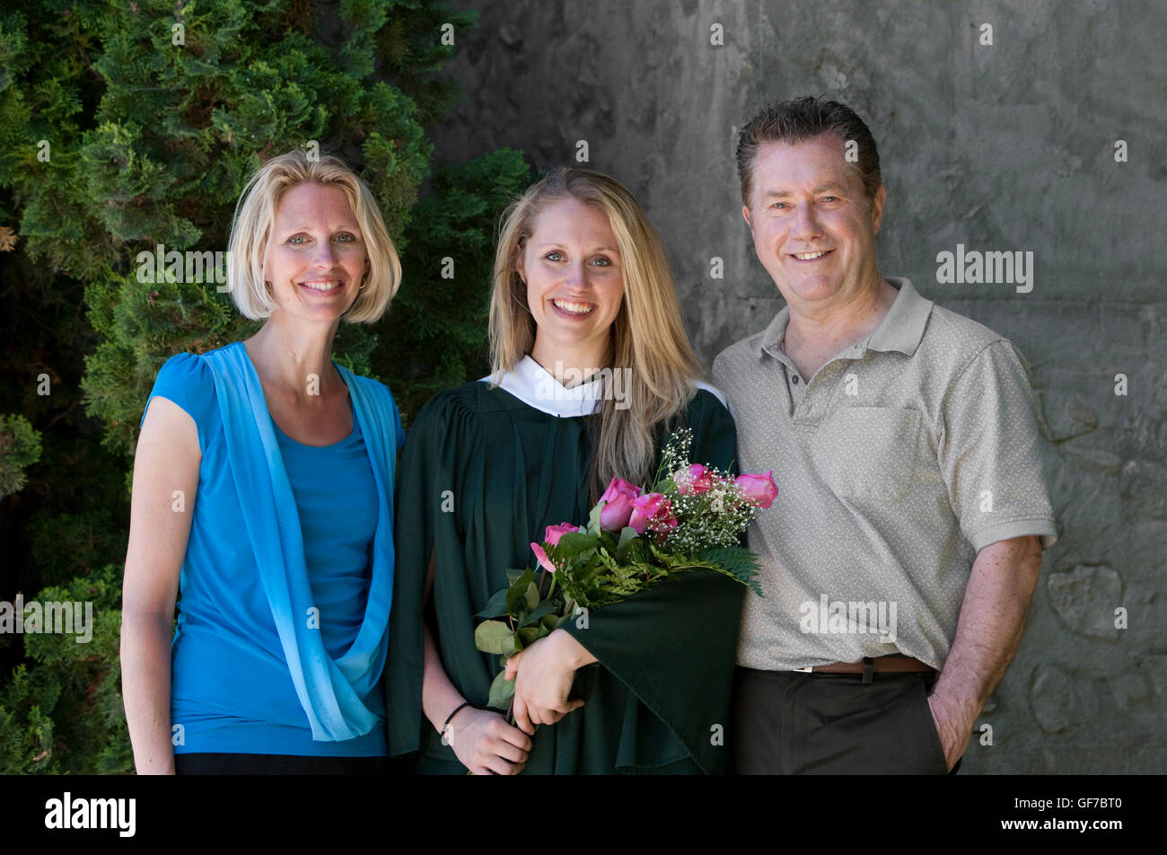 Eltern mit Tochter bei Universitätsabschluss Stockfoto