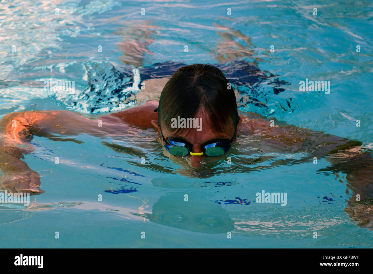 Mann Bauch schwimmende tragen Brille an einem sonnigen Sommertag. Stockfoto