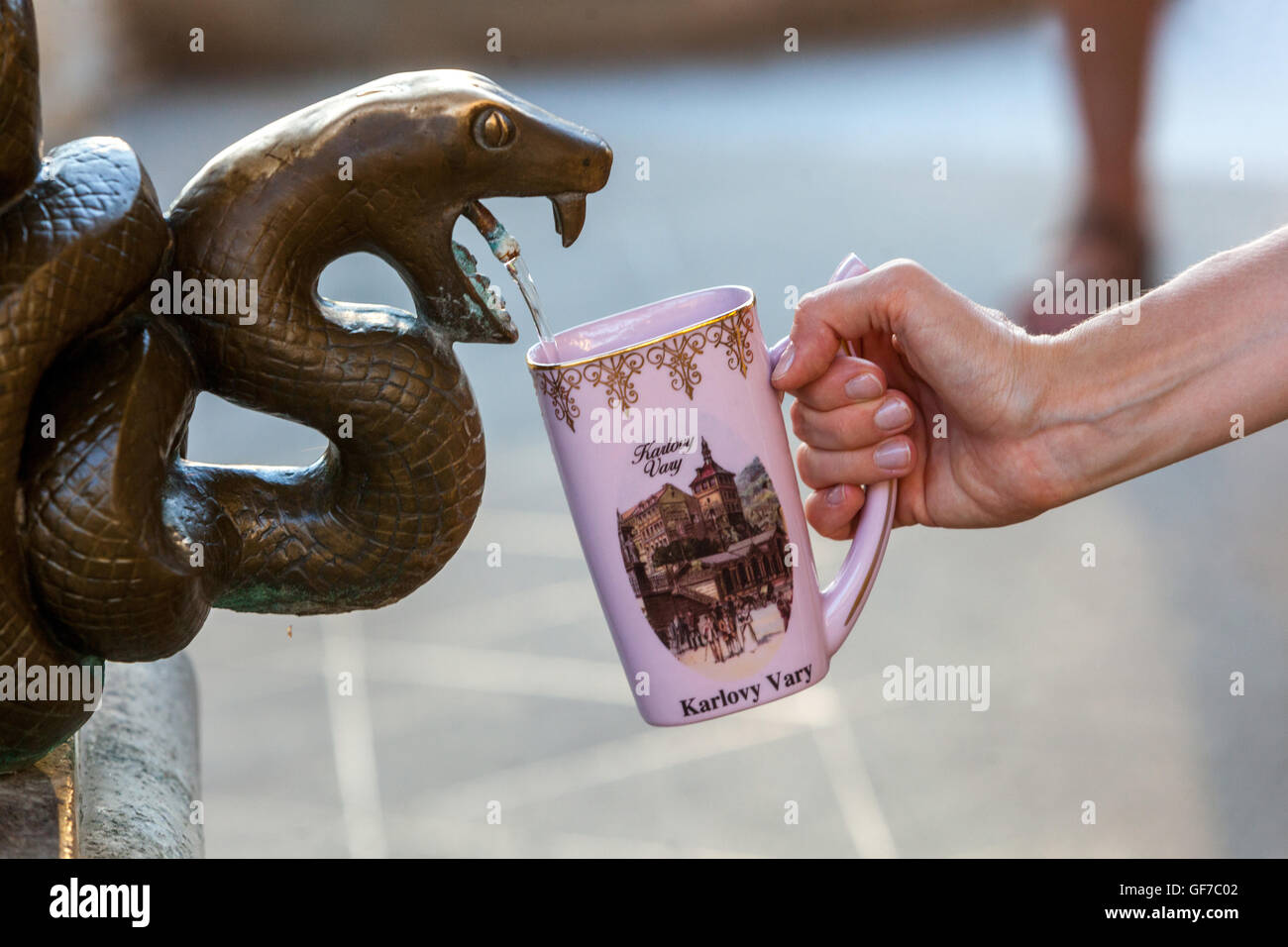 Trinkbecher im Snake Spring, Mineralwasser, Karlsbad Spa Kolonnade Bohemia Czech Republic Wells Stockfoto