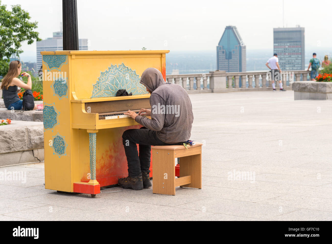 Junger Mann spielen öffentliche Klavier auf Mont Royal Belvedere in Montreal Stockfoto