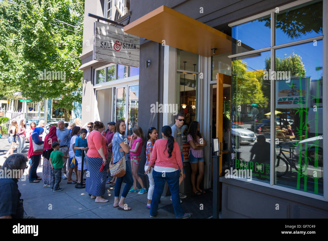 PORTLAND, OR - 27. Juli 2016: Salz und Stroh Eisdiele, ein vielbeschäftigter Desset Lage am NW 23. in Portland, Oregon. Stockfoto