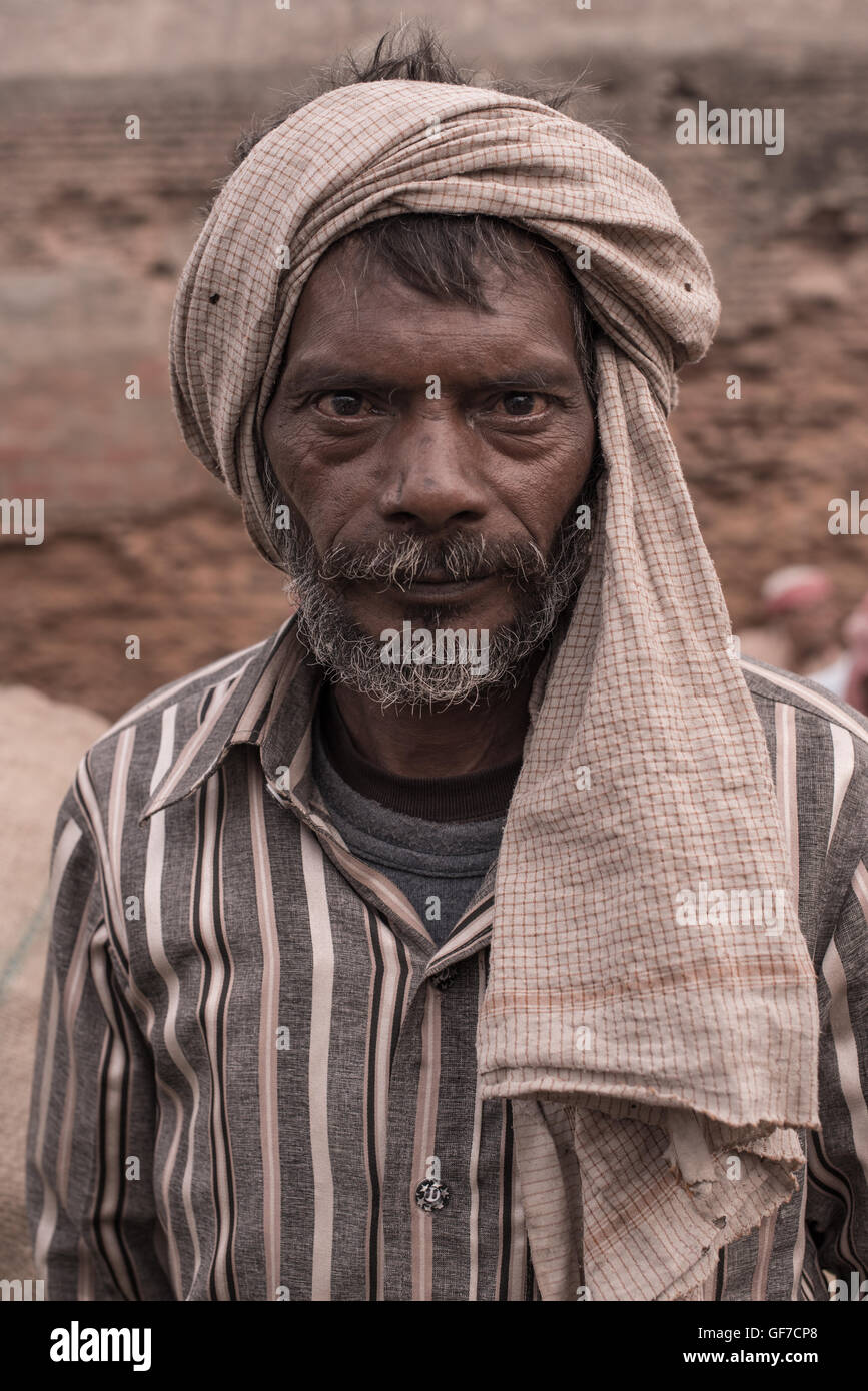 Indischer Mann auf dem Markt in Vrindavan, Uttar Pradesh, Indien Stockfoto