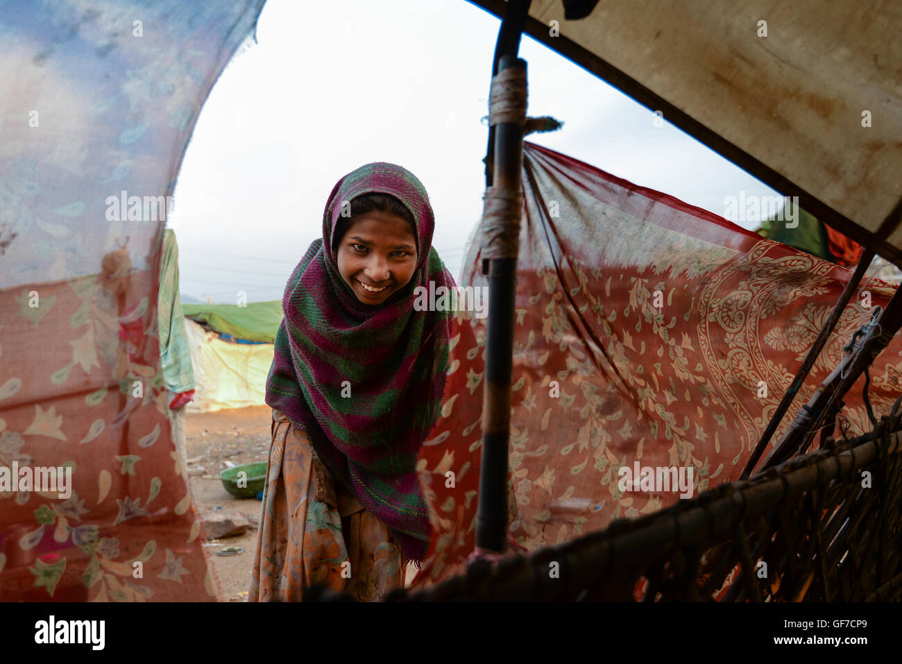 Ein Zigeuner-Porträt: Mädchen spähen durch in ihrem Zelt nach Hause. Pushkar, Rajasthan, Indien Stockfoto