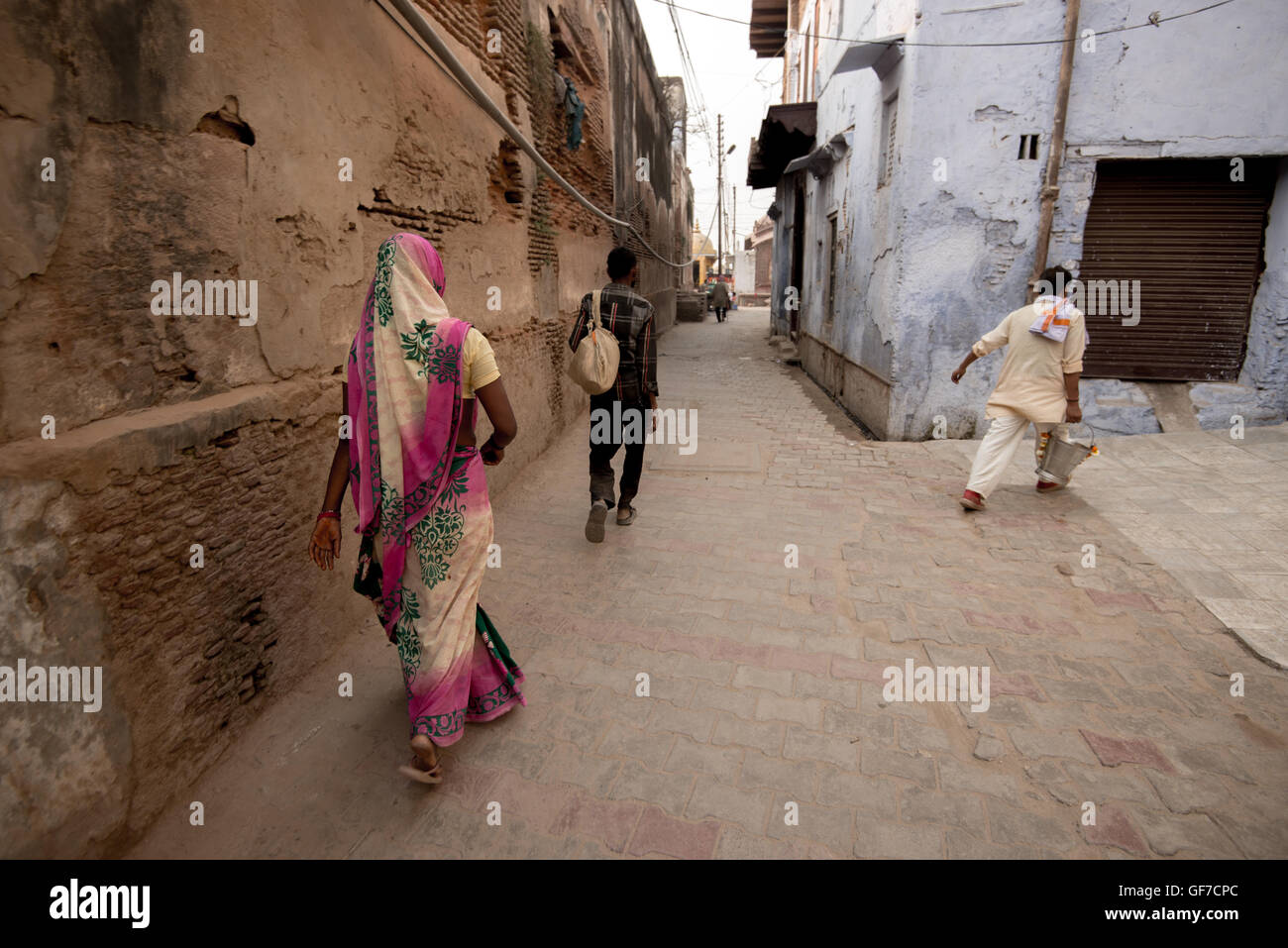 Menschen vor Ort zu Fuß durch die Straßen von Vrindavan, Uttar Pradesh, Indien Stockfoto