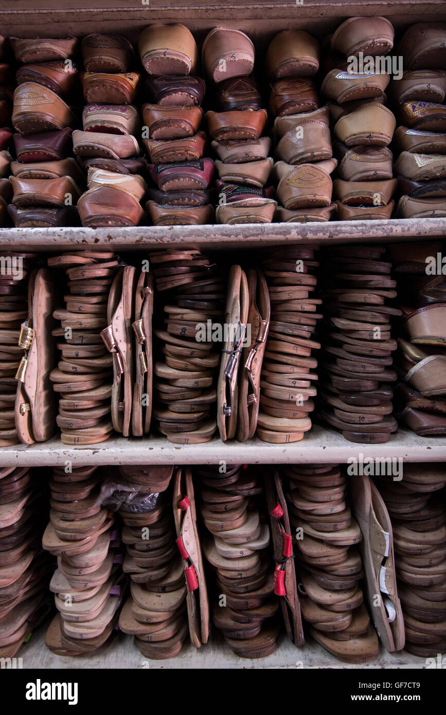 Ledersandalen und Schuhe auf einem Regal in einem Geschäft in Colaba Causeway. Mumbai, Maharashtra, Indien Stockfoto
