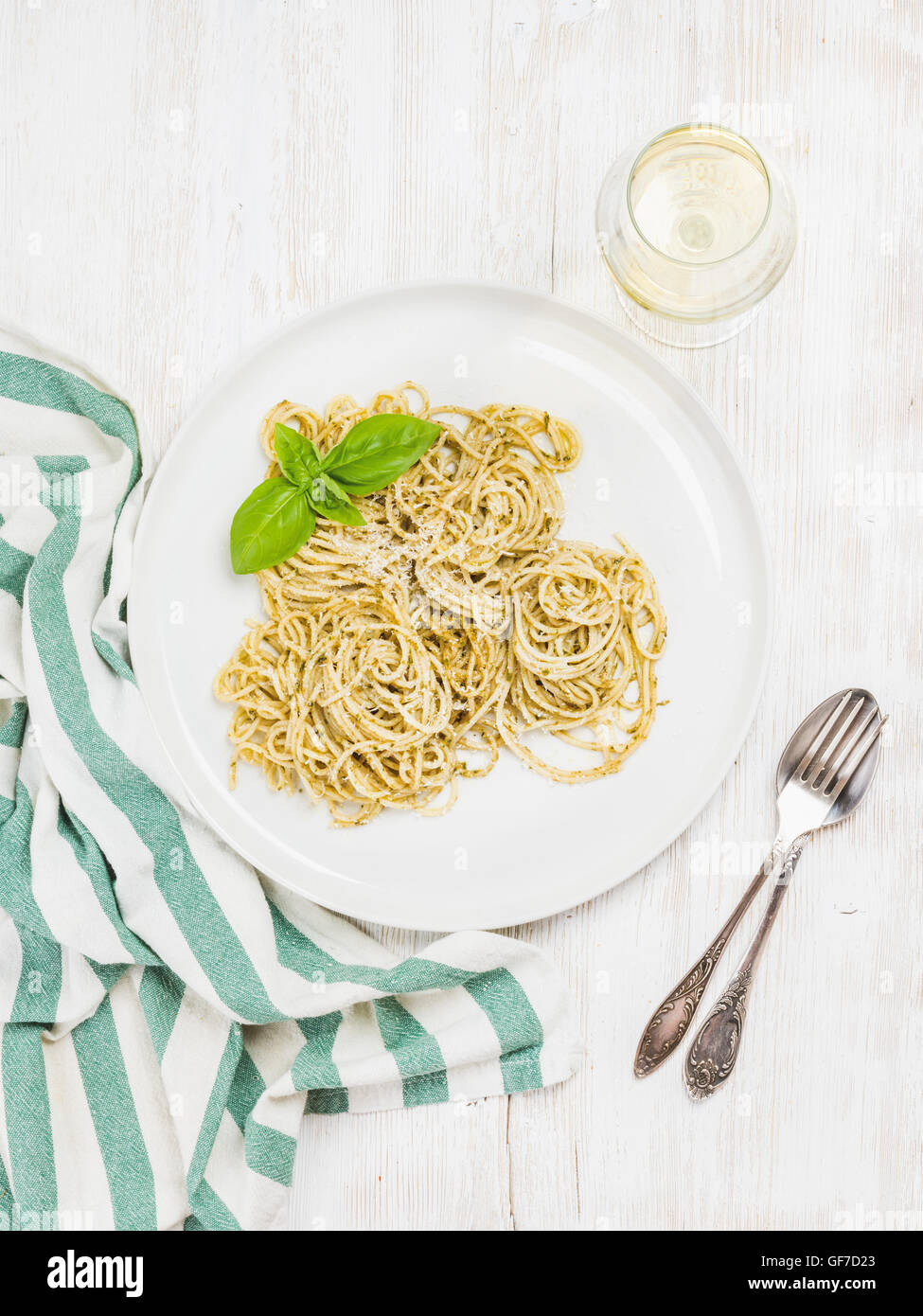 Pasta Spaghetti mit Pesto-Sauce, frischem Basilikum, Glas weiß Stockfoto