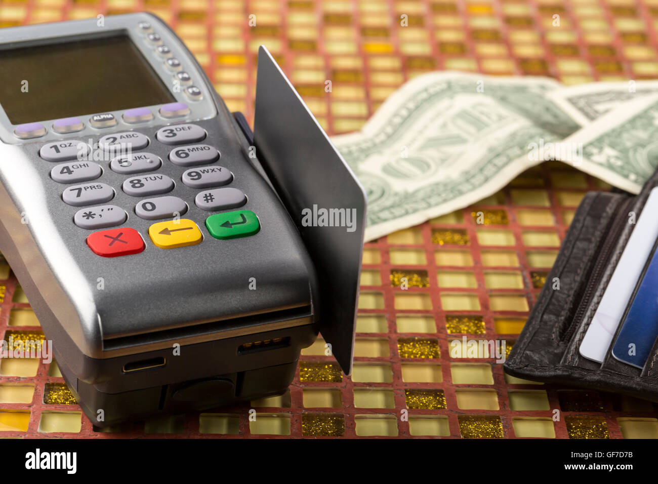 Wireless-Zahlterminal und Geldbeutel mit Banknoten Stockfoto