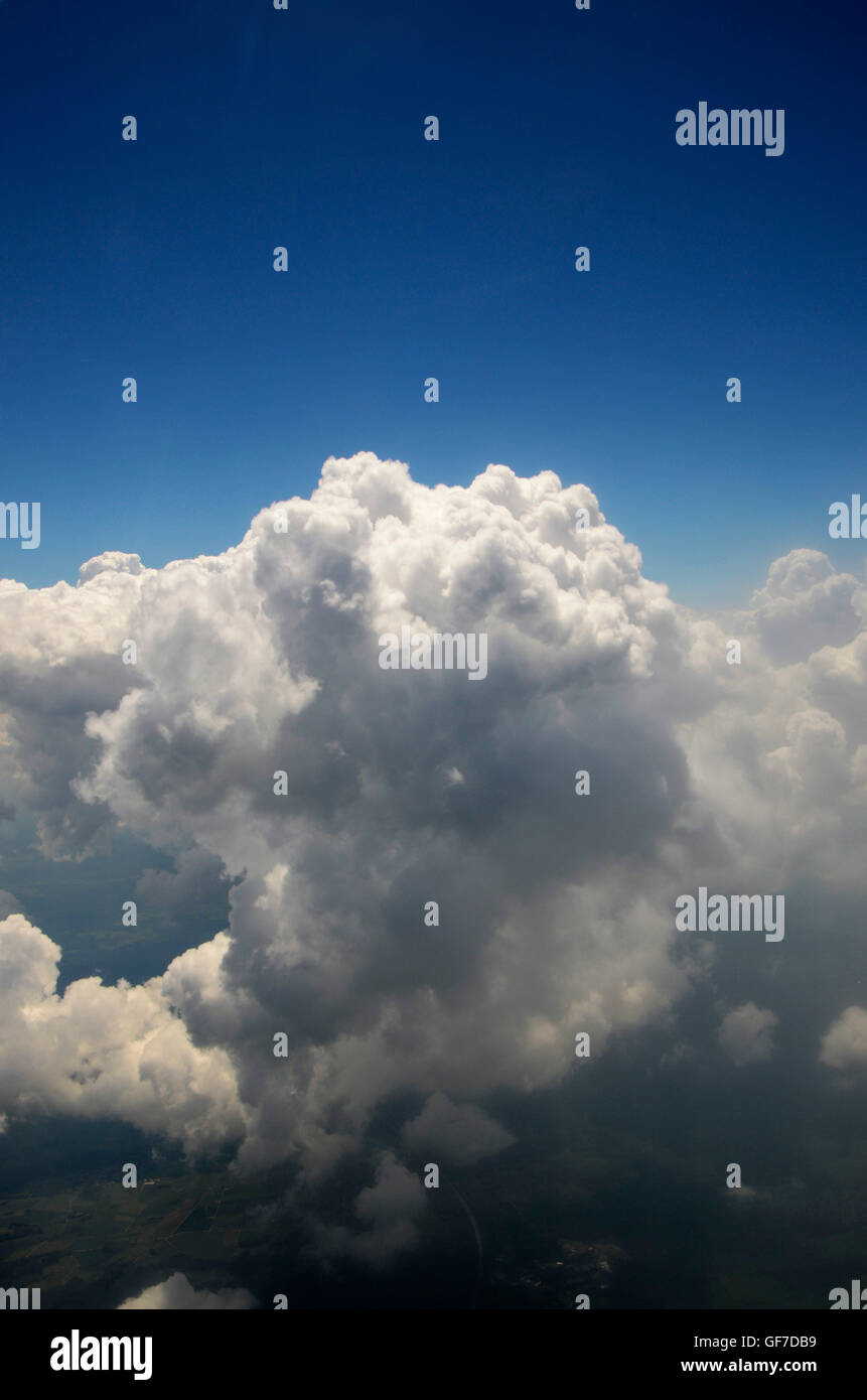 Blick aus dem Fenster eines Flugzeugs auf einer Cumulus-Wolke Stockfoto