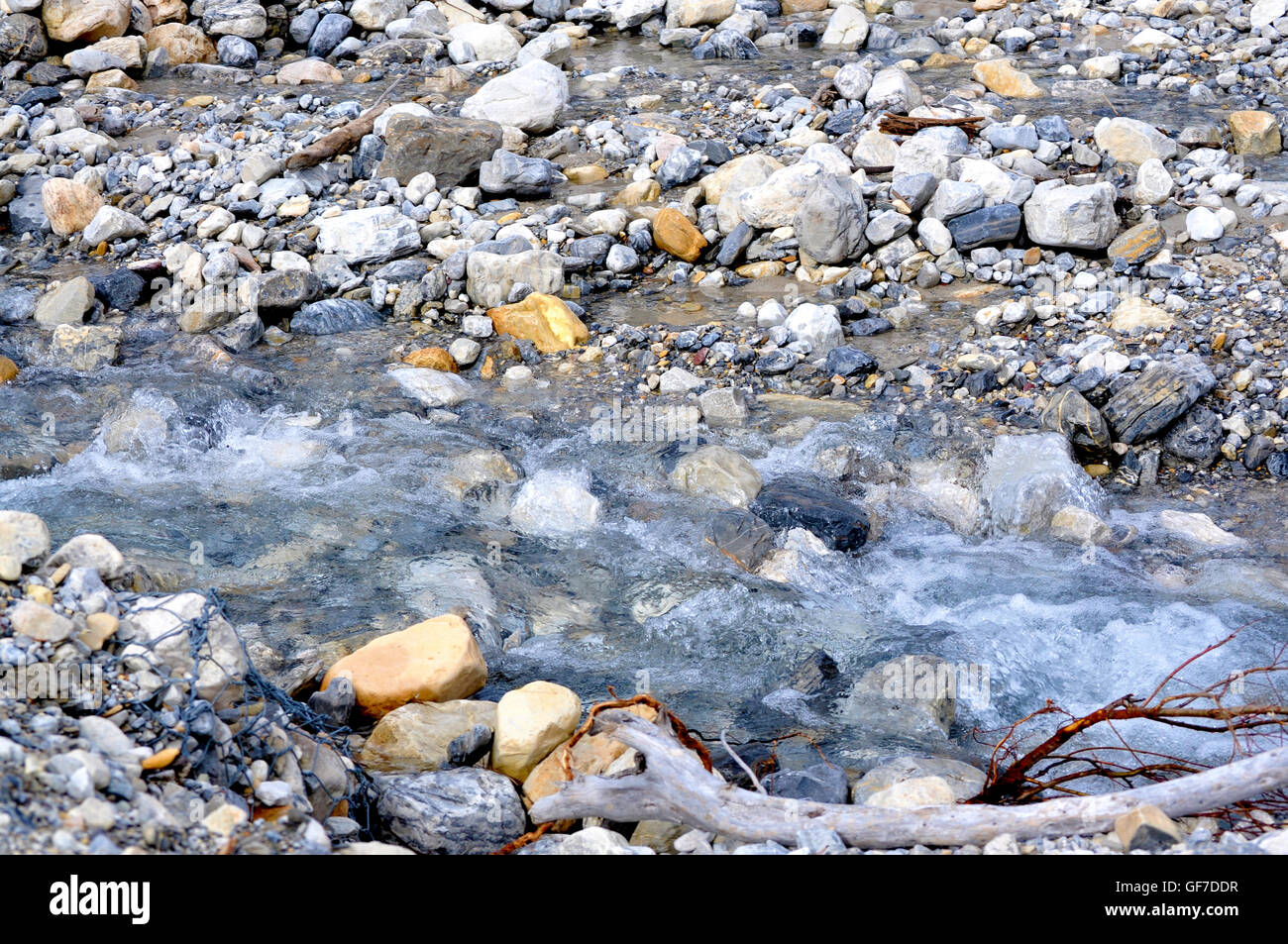 Gletscherwasser ist so klar und kühl läuft über einige erstaunliche Felsen gefärbt Stockfoto