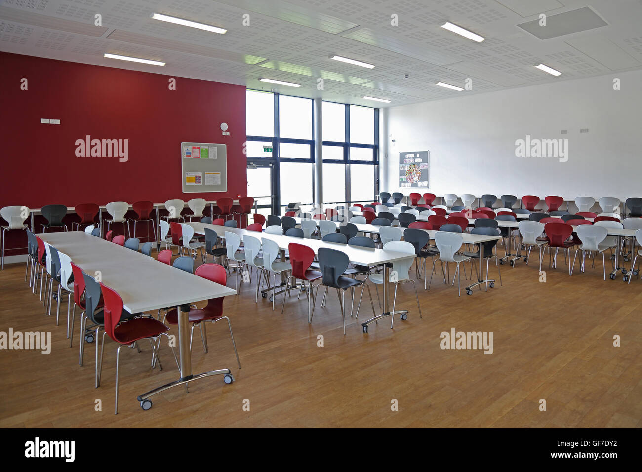 Innenansicht einer neuen Schule Speisesaal. Tische und Stühle, keine Menschen zeigt. Stockfoto