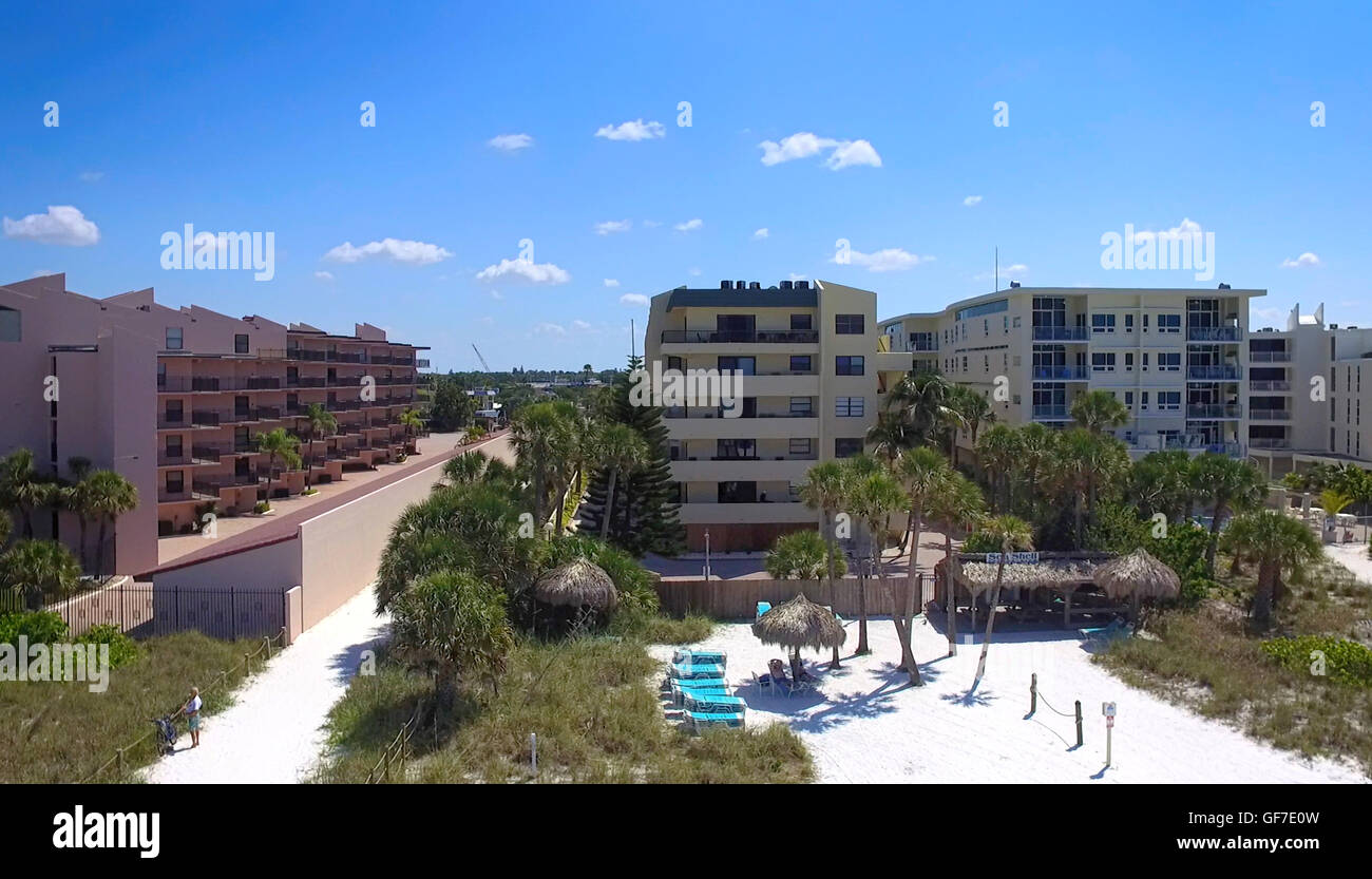 Luftaufnahme von Siesta Key Apartments direkt am Strand in Sarasota, FL Stockfoto