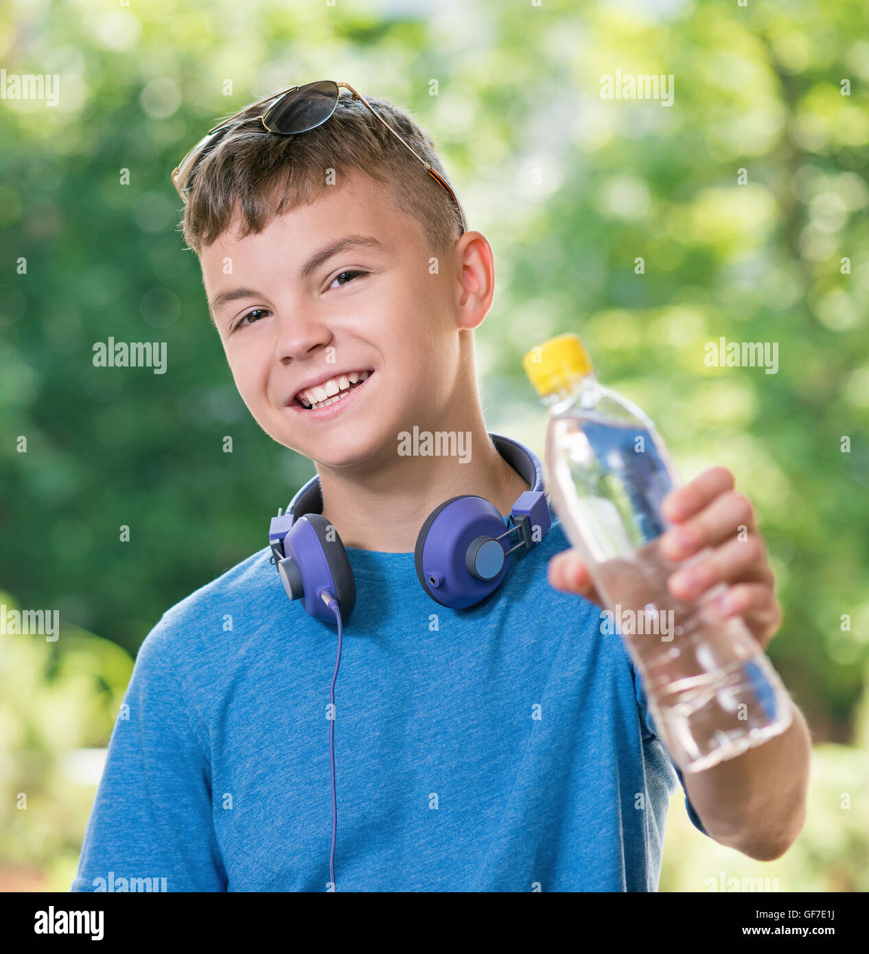 Teenboy mit Wasser Stockfoto