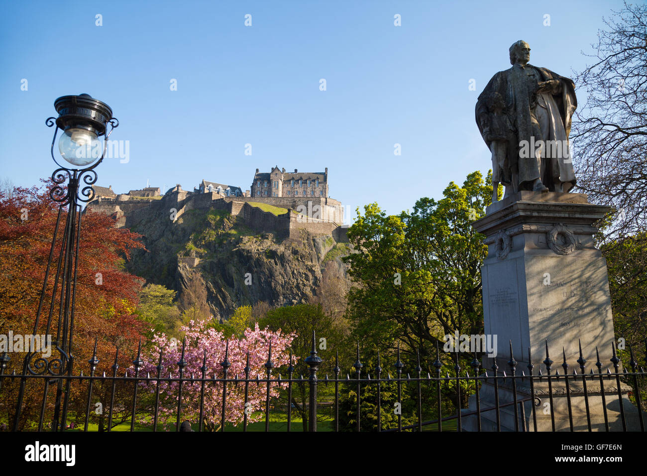 Thomas Guthrie Statue und Edinburgh Castle von Edinburgh Princes Street entfernt. Stockfoto